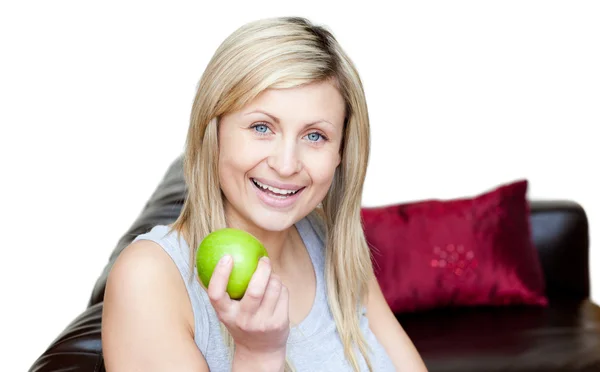 Promienna kobieta jedzenie jabłka — Zdjęcie stockowe
