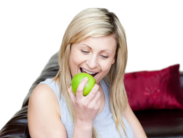 Mulher brilhante comendo uma maçã — Fotografia de Stock