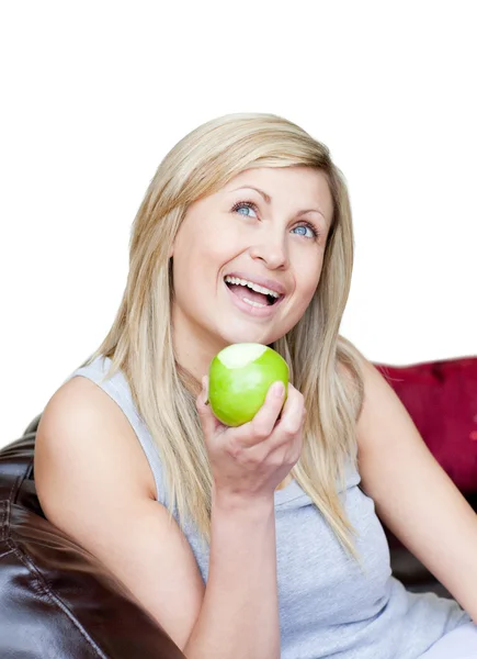 Усміхнена жінка їсть яблуко — стокове фото