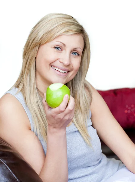 Freudige Frau isst einen Apfel — Stockfoto