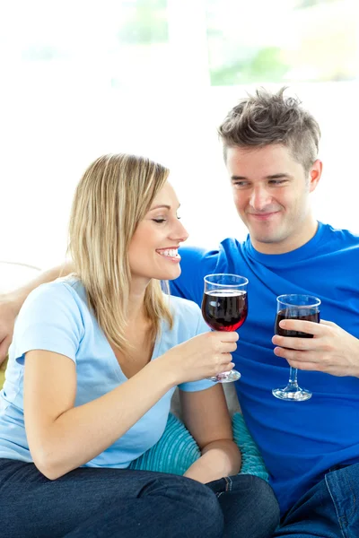 Adorável casal beber vinho juntos na sala de estar — Fotografia de Stock