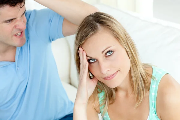 Casal estressado tendo uma discussão na sala de estar — Fotografia de Stock