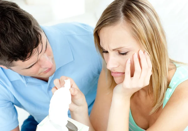 Boos paar met een debatteren in de woonkamer — Stockfoto