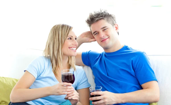 Aranyos pár bort iszik együtt a nappaliban — Stock Fotó