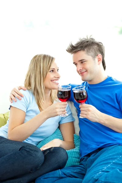 Hermosa pareja bebiendo vino juntos en el salón — Foto de Stock