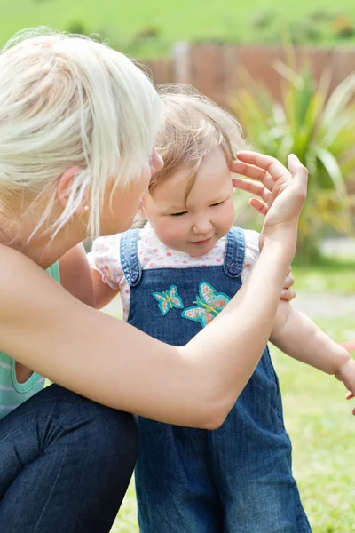 Douce fille avec sa mère — Photo