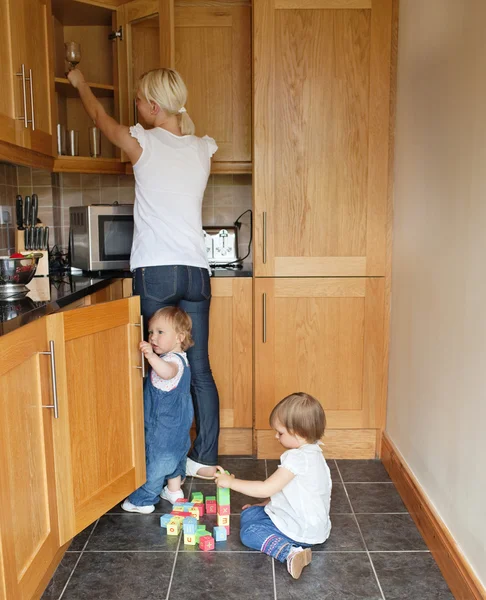 Familie på kjøkkenet – stockfoto
