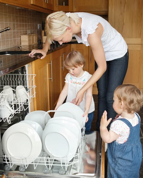 Famille debout à côté du lave-vaisselle — Photo