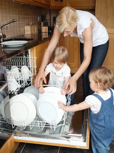 Família além de máquina de lavar louça aberta — Fotografia de Stock
