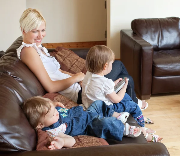 Family sitting on the couch — Stock Photo, Image