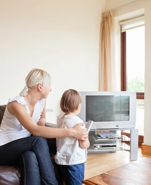 Семья смотрит в телевизор — стоковое фото