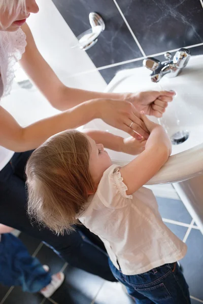 手を洗うの家族 — ストック写真