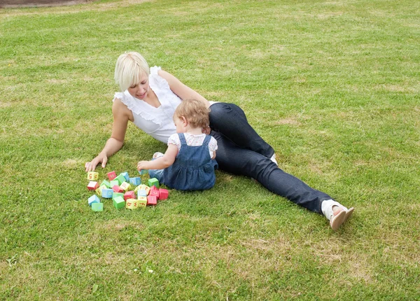 Familj spelar i trädgården — Stockfoto