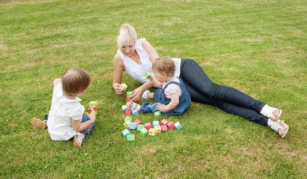 Familjen leker med leksaker — Stockfoto
