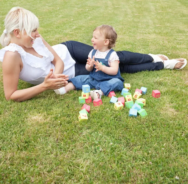 Smějící se matka a dítě — Stock fotografie