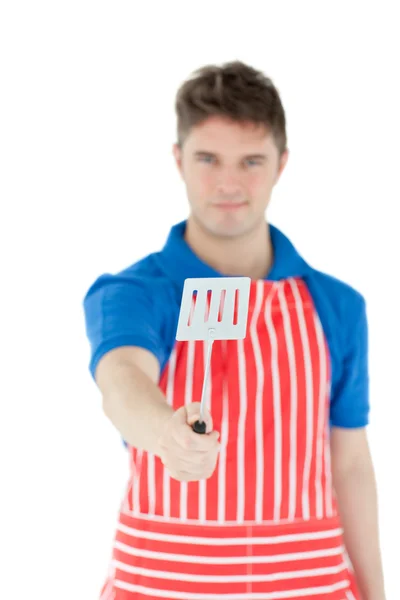 Ein lächelnder junger Mann mit einem Kochgeschirr — Stockfoto