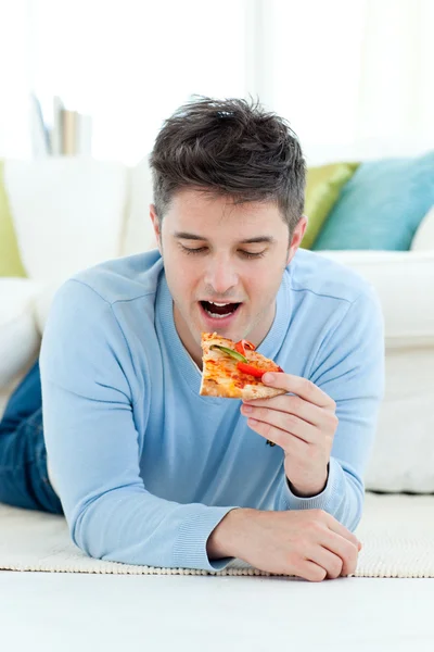 Ένας νεαρός άνδρας τρώει πίτσα — Φωτογραφία Αρχείου