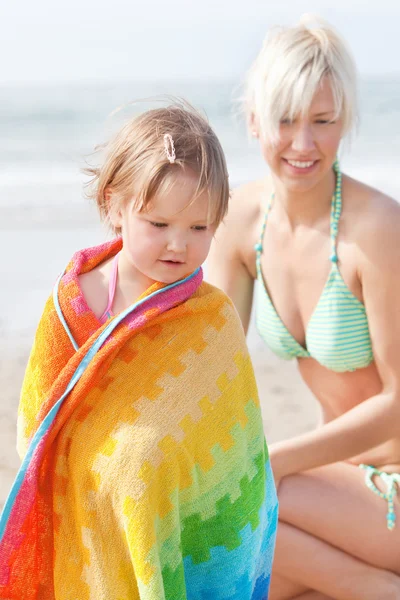 Une fille intéressée et sa mère à la plage — Photo