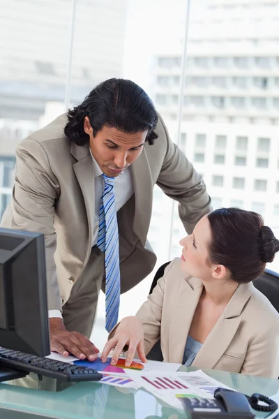 Retrato de un equipo empresarial serio haciendo una investigación de mercado — Foto de Stock