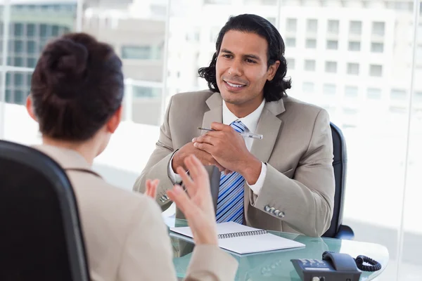 Lachende manager interviewen een vrouwelijke kandidaat — Stockfoto