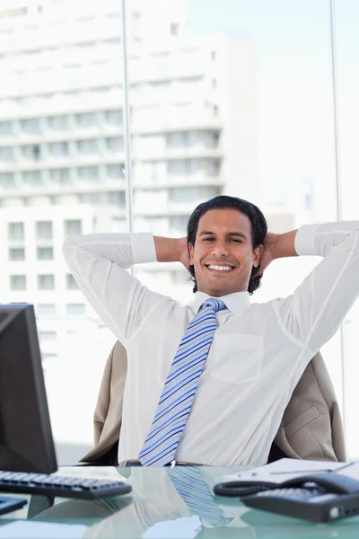 Portrait d'un homme d'affaires relaxant dans son bureau — Photo