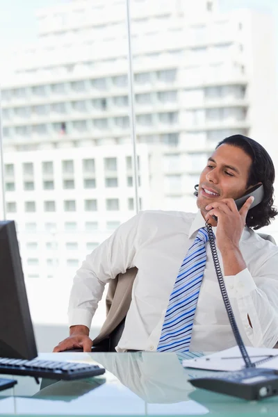 Portret van een blij zakenman aan de telefoon — Stockfoto