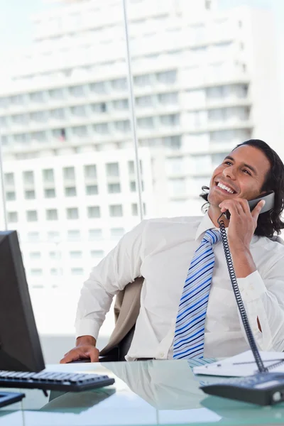 Porträtt av en glad affärsman på telefonen — Stockfoto