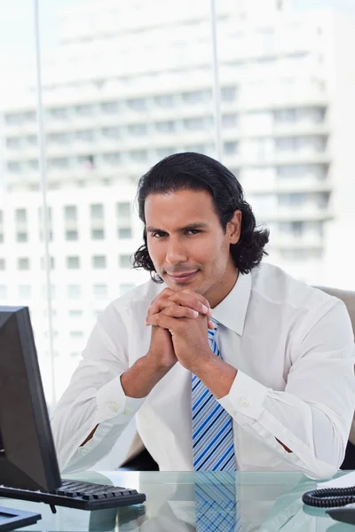 Retrato de un hombre de negocios pensando mientras usa un monitor — Foto de Stock