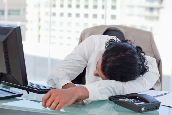 Empresario durmiendo en su escritorio — Foto de Stock