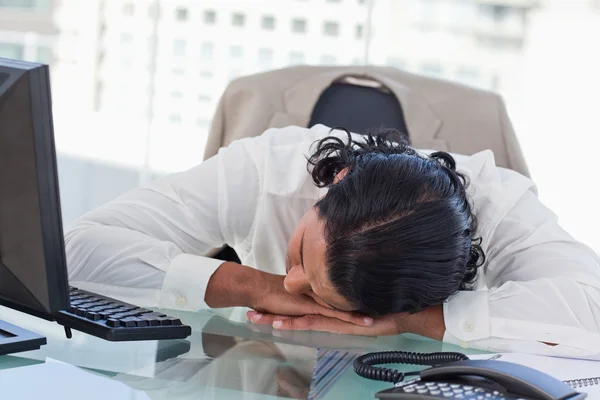 Affärsman som sover på hans skrivbord — Stockfoto