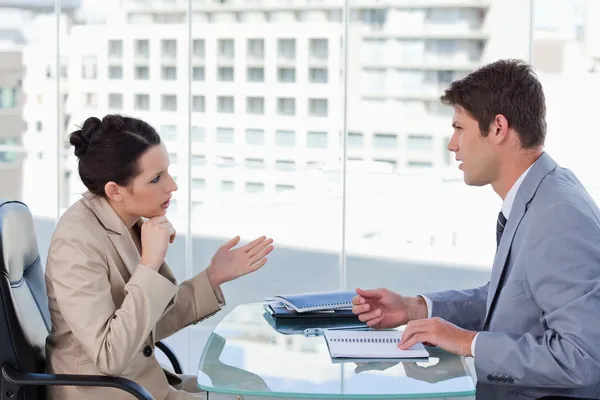 Ernstige zaken team tijdens een brainstormdiagram — Stockfoto