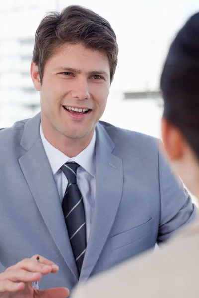 Retrato de uma gerente sorrindo entrevistando uma candidata — Fotografia de Stock