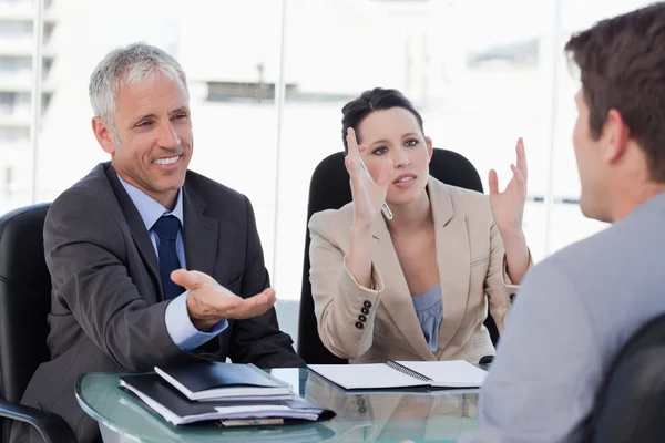 Echipa de afaceri negociază cu un client — Fotografie, imagine de stoc