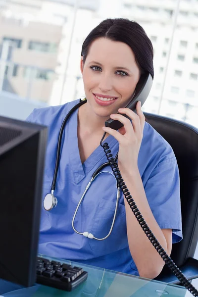 Портрет улыбающейся женщины-врача по телефону — стоковое фото