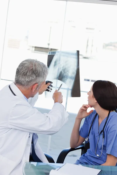 Medicinska teamet tittar på en röntgen — Stockfoto