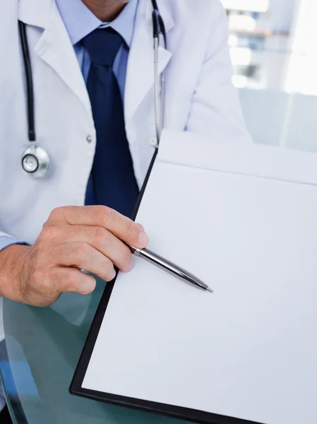 Nahaufnahme eines männlichen Arztes, der ein Dokument zeigt — Stockfoto