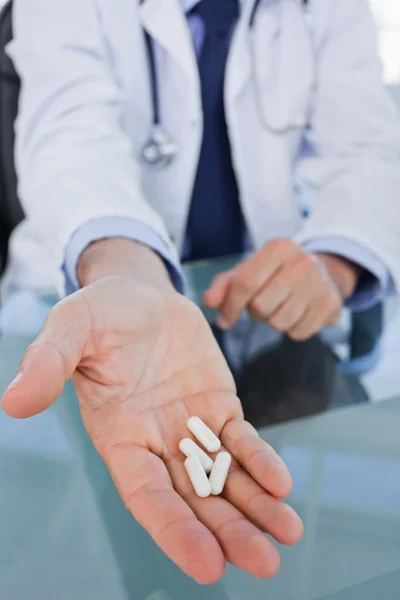 Retrato de uma mão mostrando pílulas — Fotografia de Stock