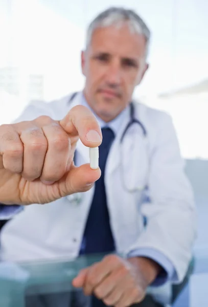 Portrait d'un médecin montrant une pilule — Photo