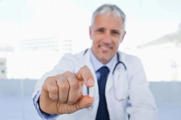 Γιατρός που δείχνει ένα χάπι — Φωτογραφία Αρχείου