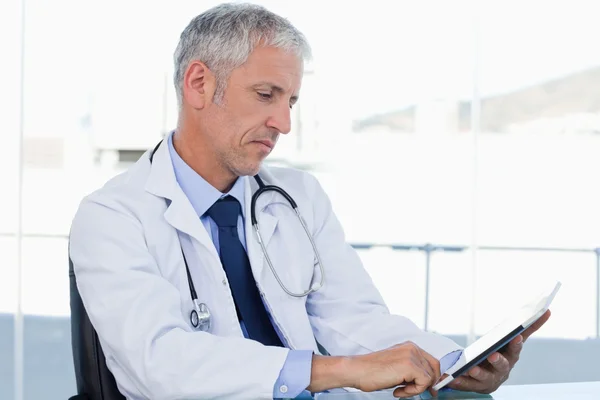 Médico trabalhando com um computador tablet — Fotografia de Stock