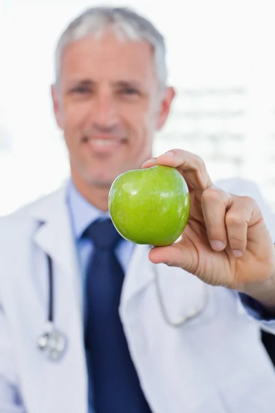 Πορτρέτο ενός γιατρού που δείχνει ένα μήλο — Φωτογραφία Αρχείου