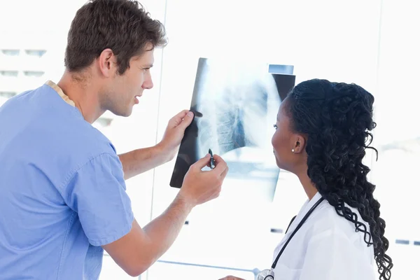 Jeunes médecins regardant une radiographie dans un bureau — Photo