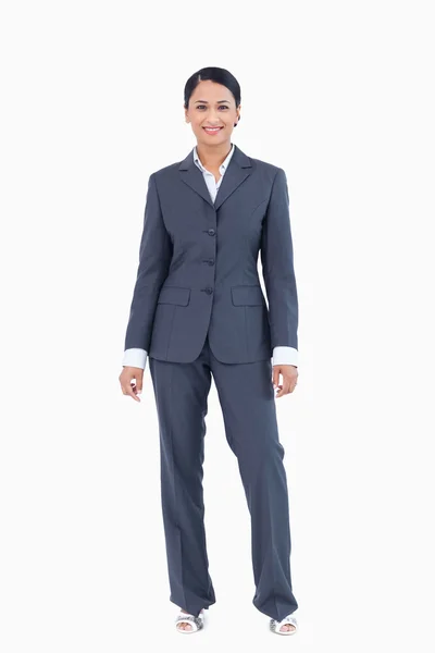 Mujer de negocios sonriente de pie — Foto de Stock