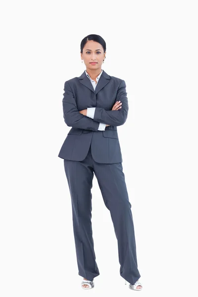 Affärskvinna som står med armarna vikta — Stockfoto