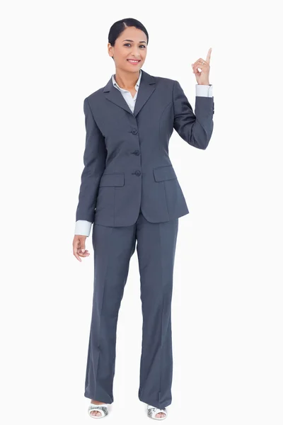 Mujer de negocios señalando hacia arriba — Foto de Stock