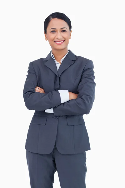 Mujer de negocios sonriente con los brazos cruzados —  Fotos de Stock