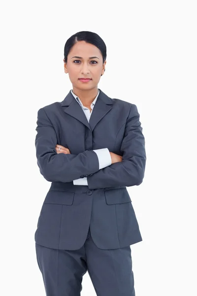 Mujer de negocios seria con los brazos cruzados —  Fotos de Stock