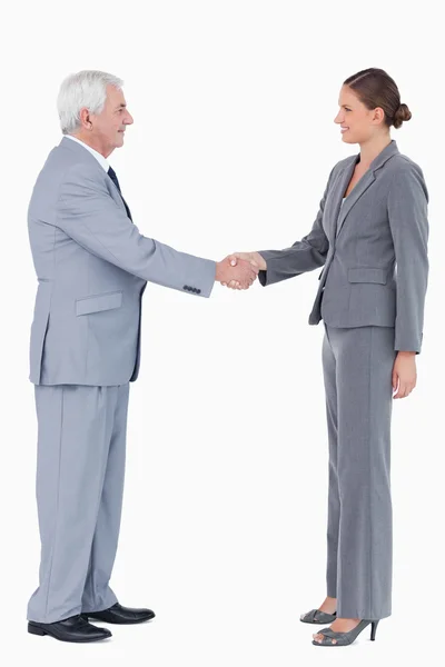 Seitenansicht eines lächelnden Geschäftspartners beim Händeschütteln — Stockfoto