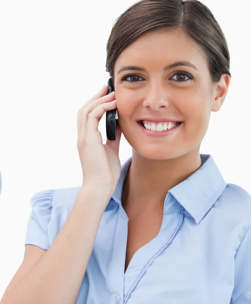 Glimlachende zakenvrouw met cellphone — Stockfoto