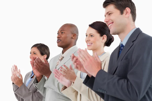 Seitenblick auf applaudierende Geschäftsleute, die zusammenstehen — Stockfoto
